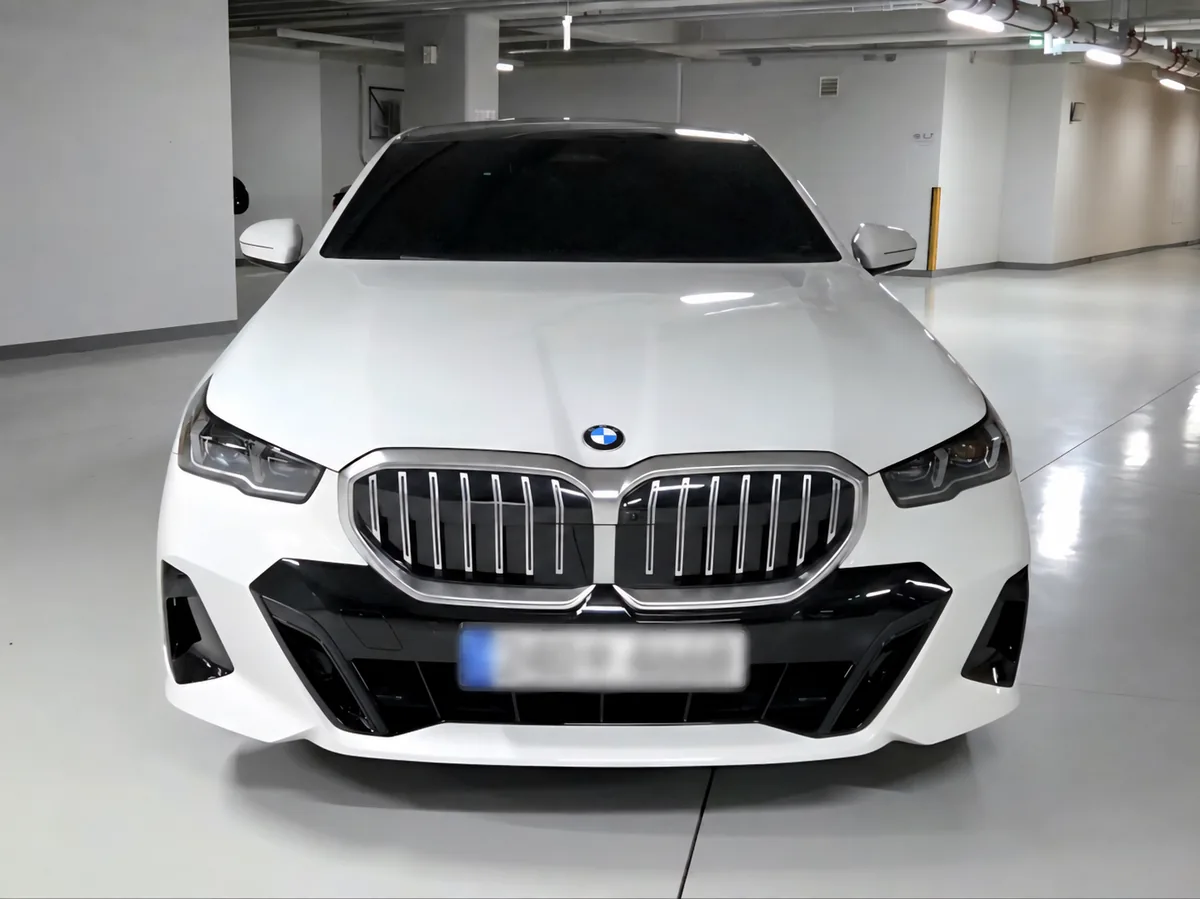 수리 후 BMW 차량 전면